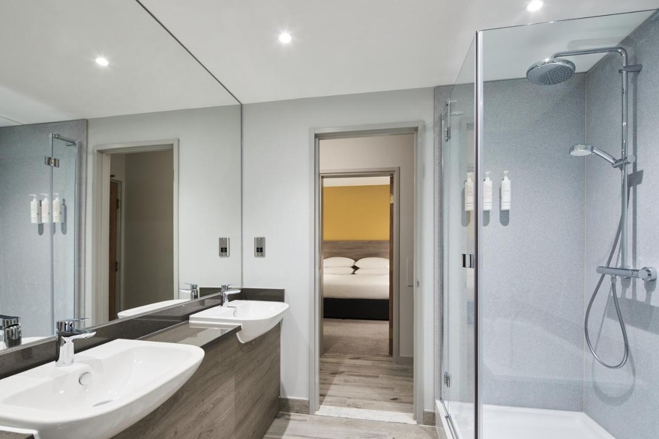 Delta Hotels By Marriott Cheshunt Броксборн Екстериор снимка