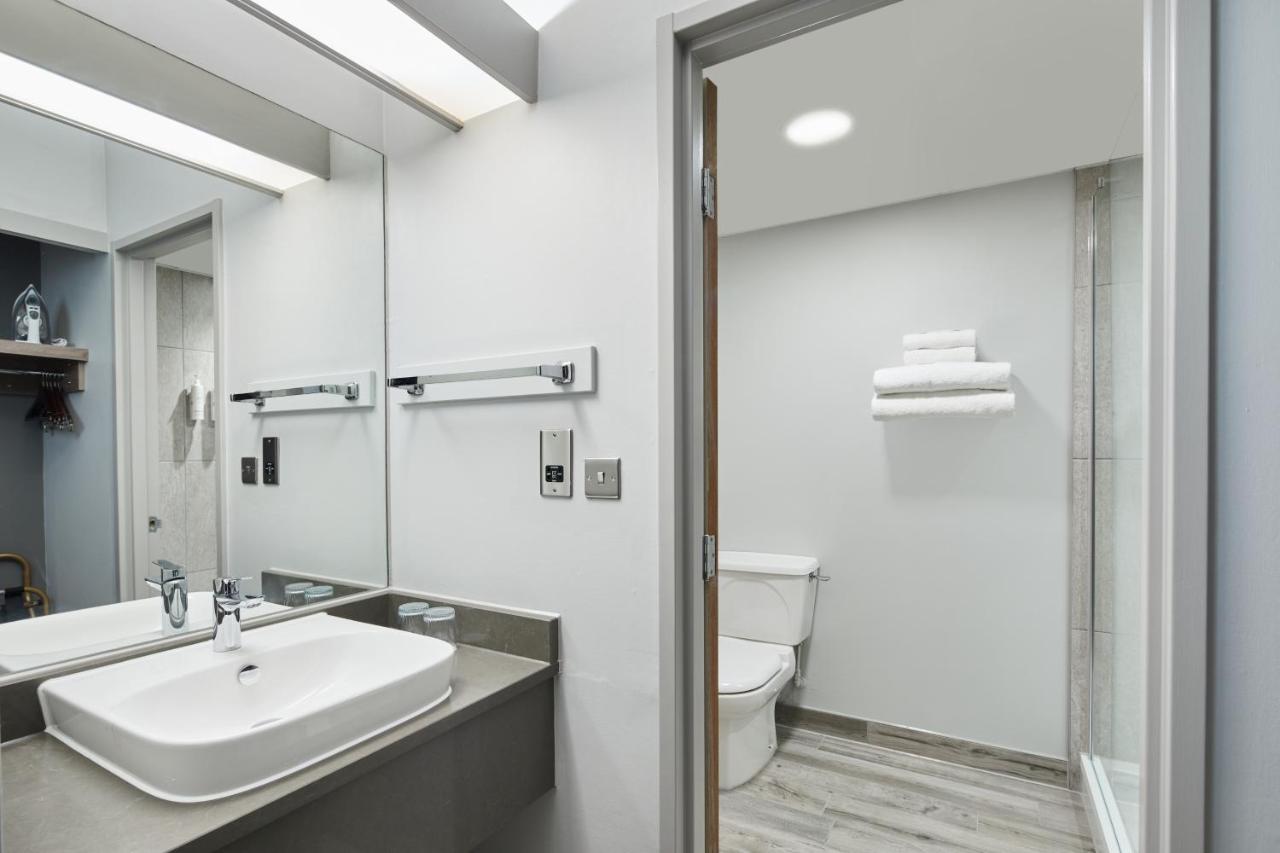 Delta Hotels By Marriott Cheshunt Броксборн Екстериор снимка