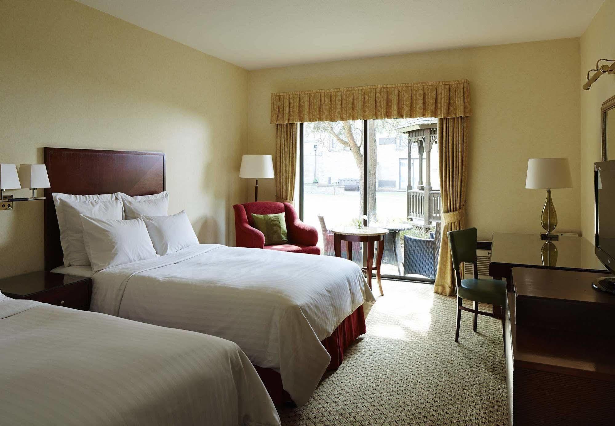 Delta Hotels By Marriott Cheshunt Броксборн Екстериор снимка