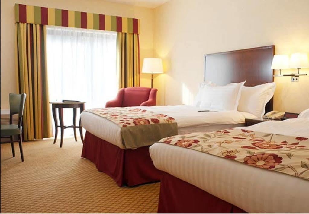 Delta Hotels By Marriott Cheshunt Броксборн Екстериор снимка