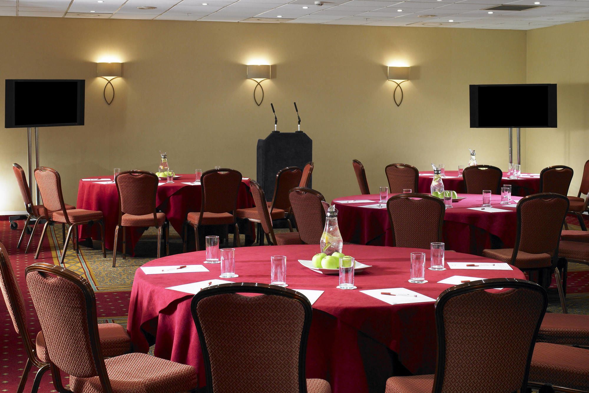 Delta Hotels By Marriott Cheshunt Броксборн Екстериор снимка